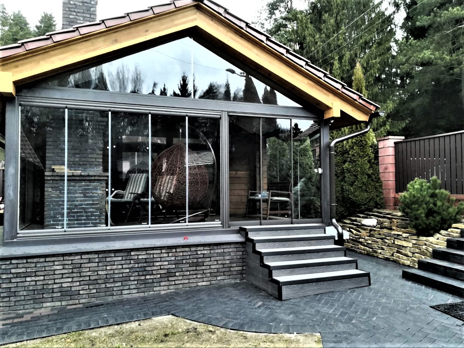 безрамное остекление беседки