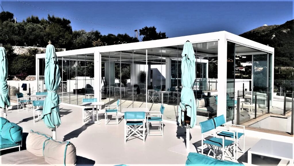 безрамная терраса при солнечном свете