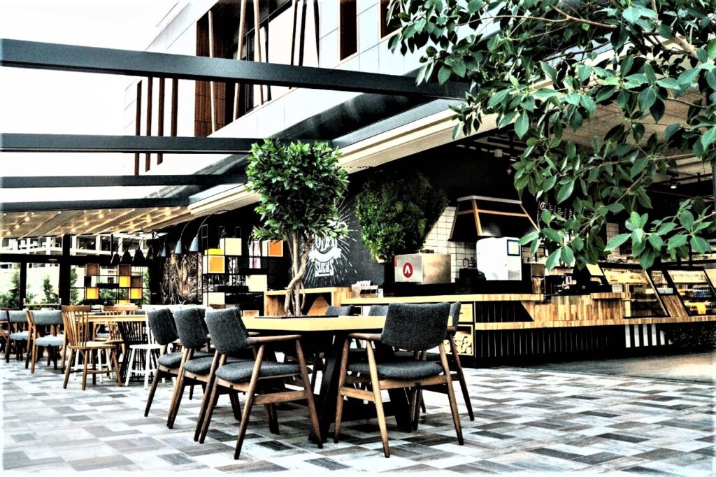 складная крыша в ресторане